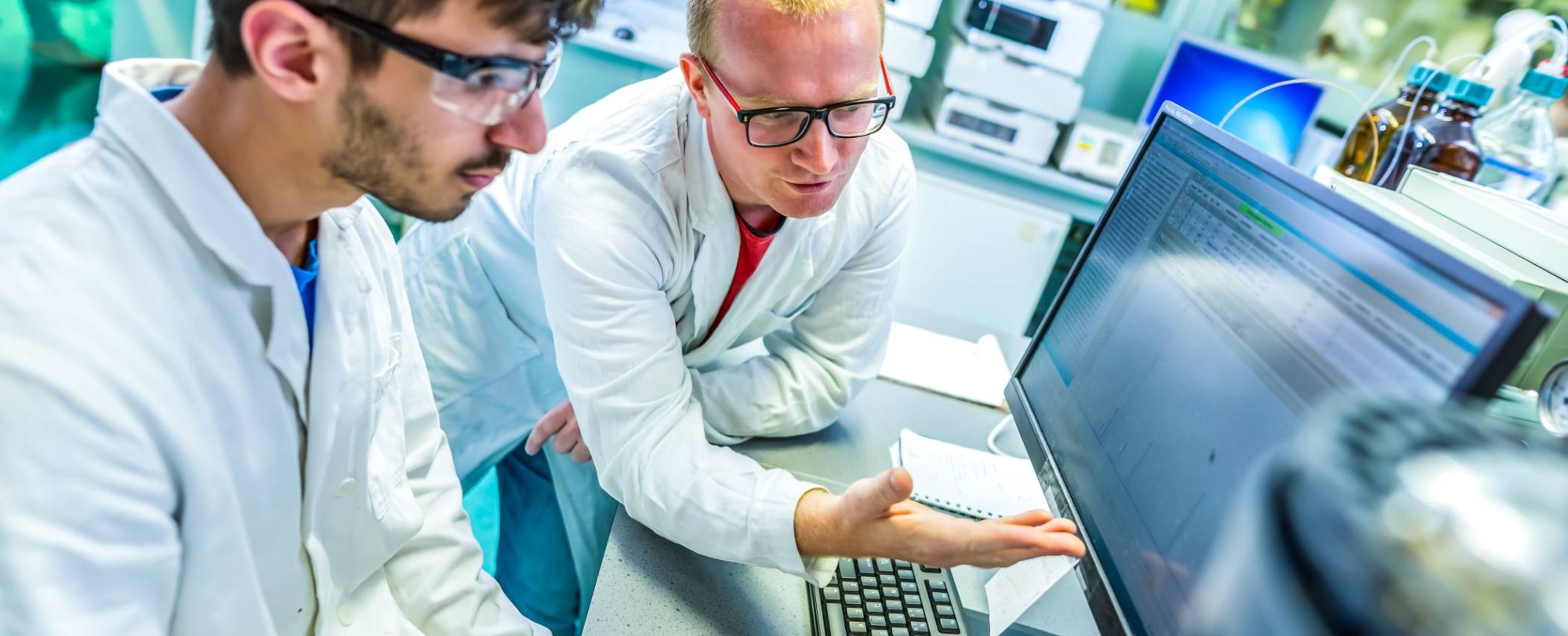 Deeltijdstudenten Chemie werken in een laboratorium.