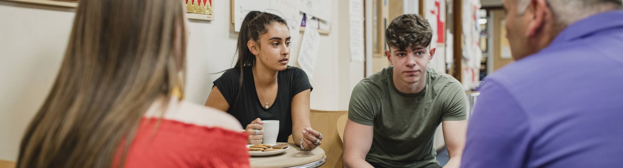 HAN studenten overleggen met buurtbewoners in een Wijkcentrum.