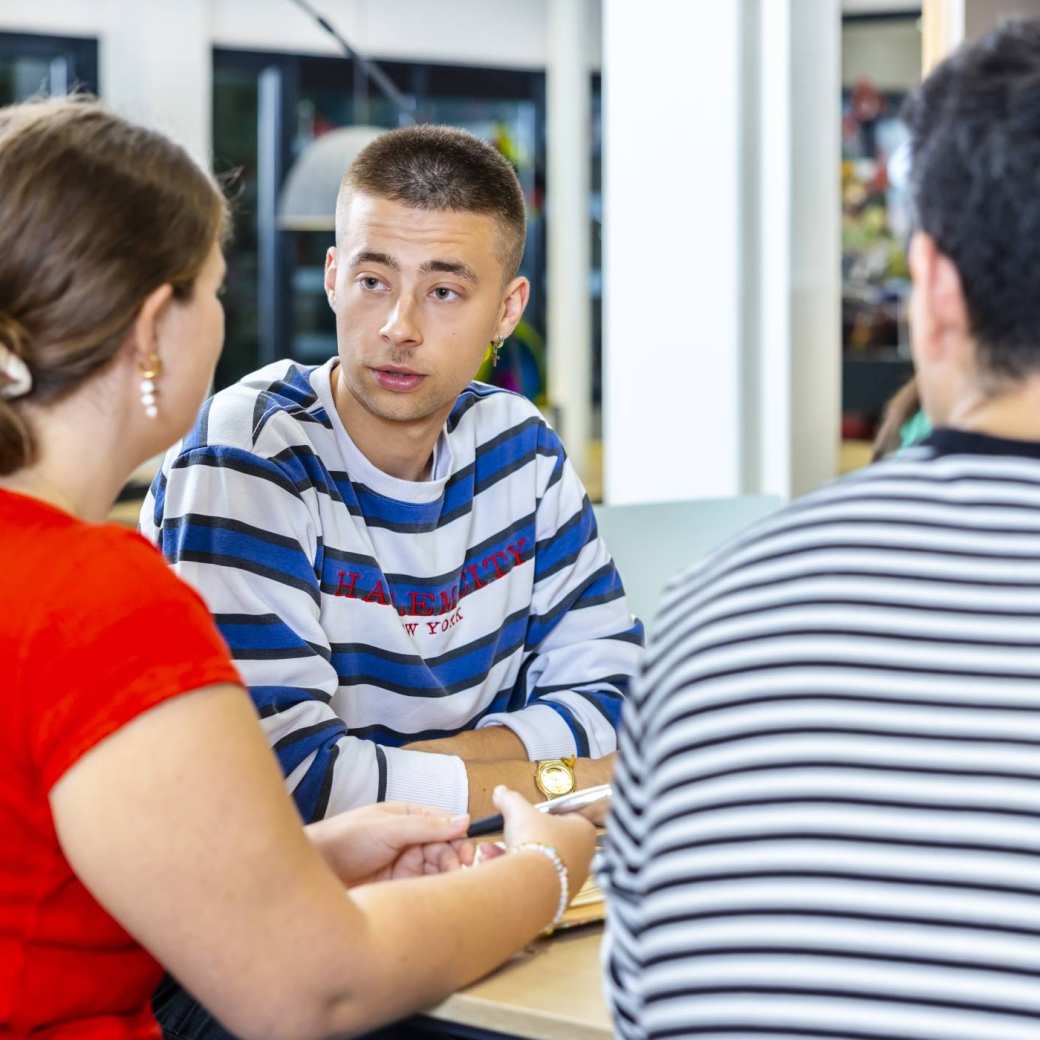 Studenten uit het tweede jaar Bedrijfskunde Sustainable International Business van de voltijd Associate degree werken samen aan een bedrijfsopdracht