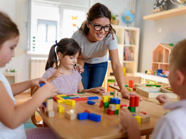 met kinderen die spelen met didactische speelgoed