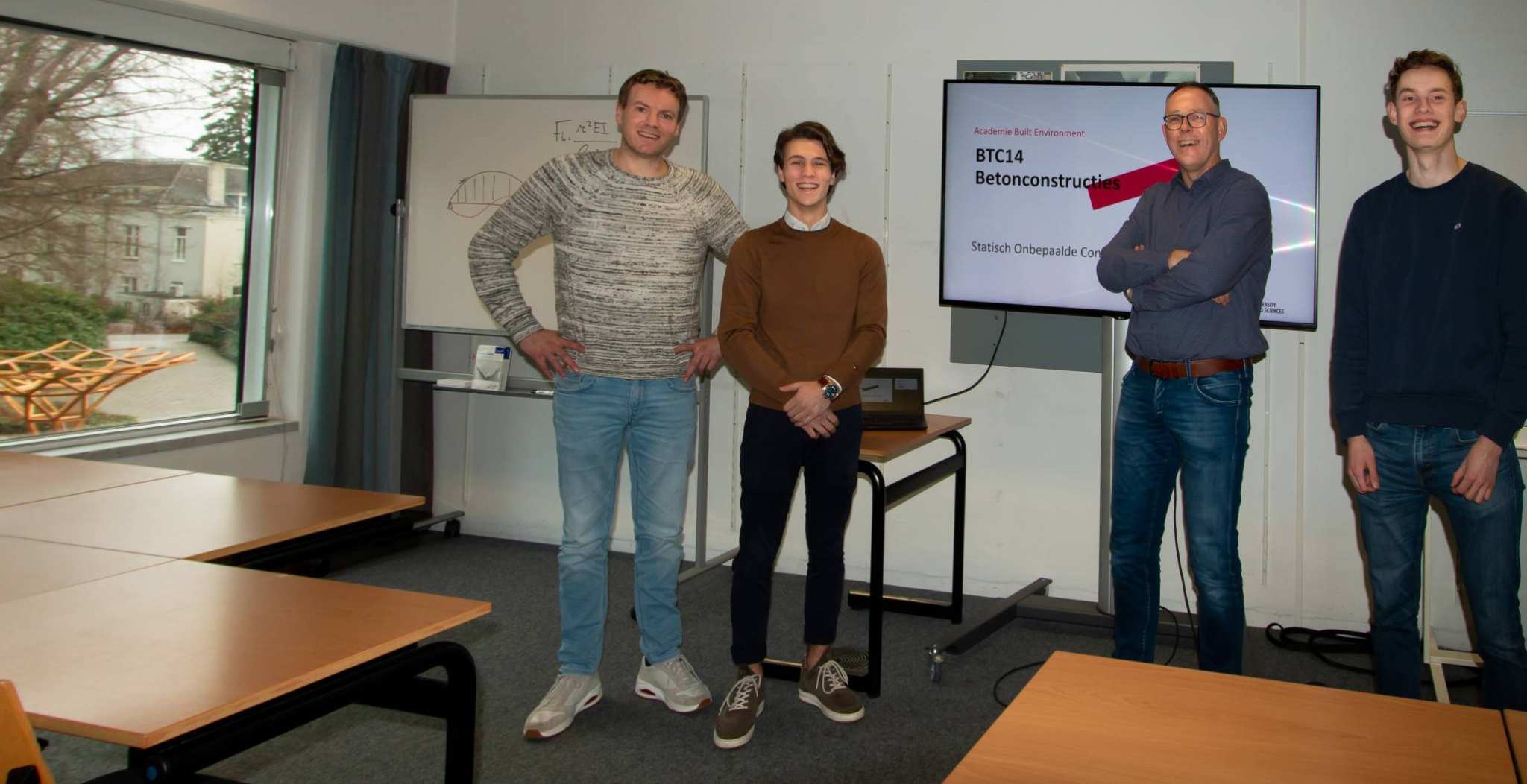 Docenten Tim en Thomas en studenten Giulio en Mart Jan in de collegezaal van de minor Creatief construeren