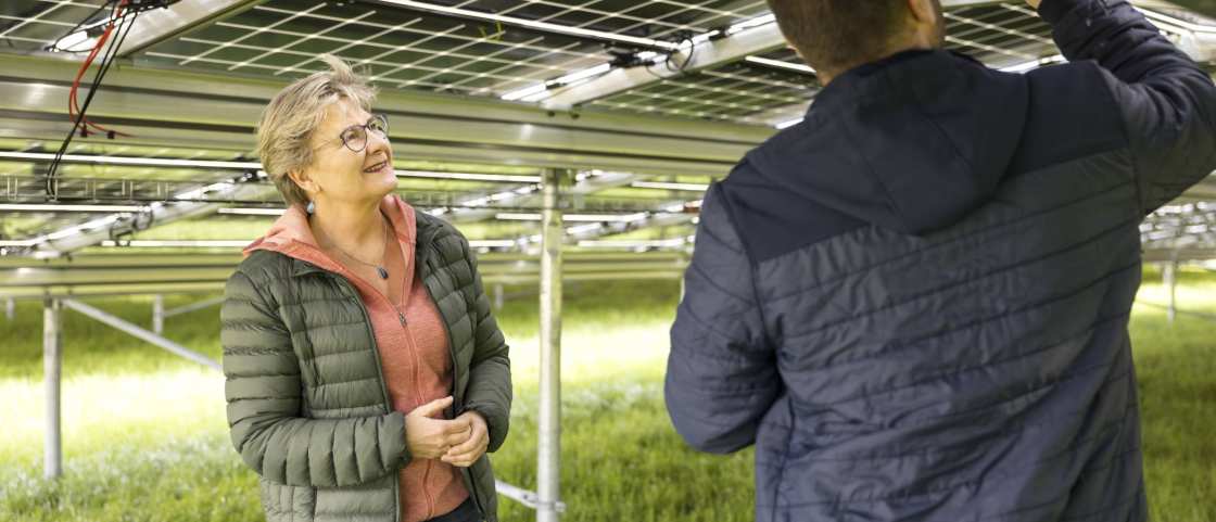 man en vrouw bezig met energiepanelen