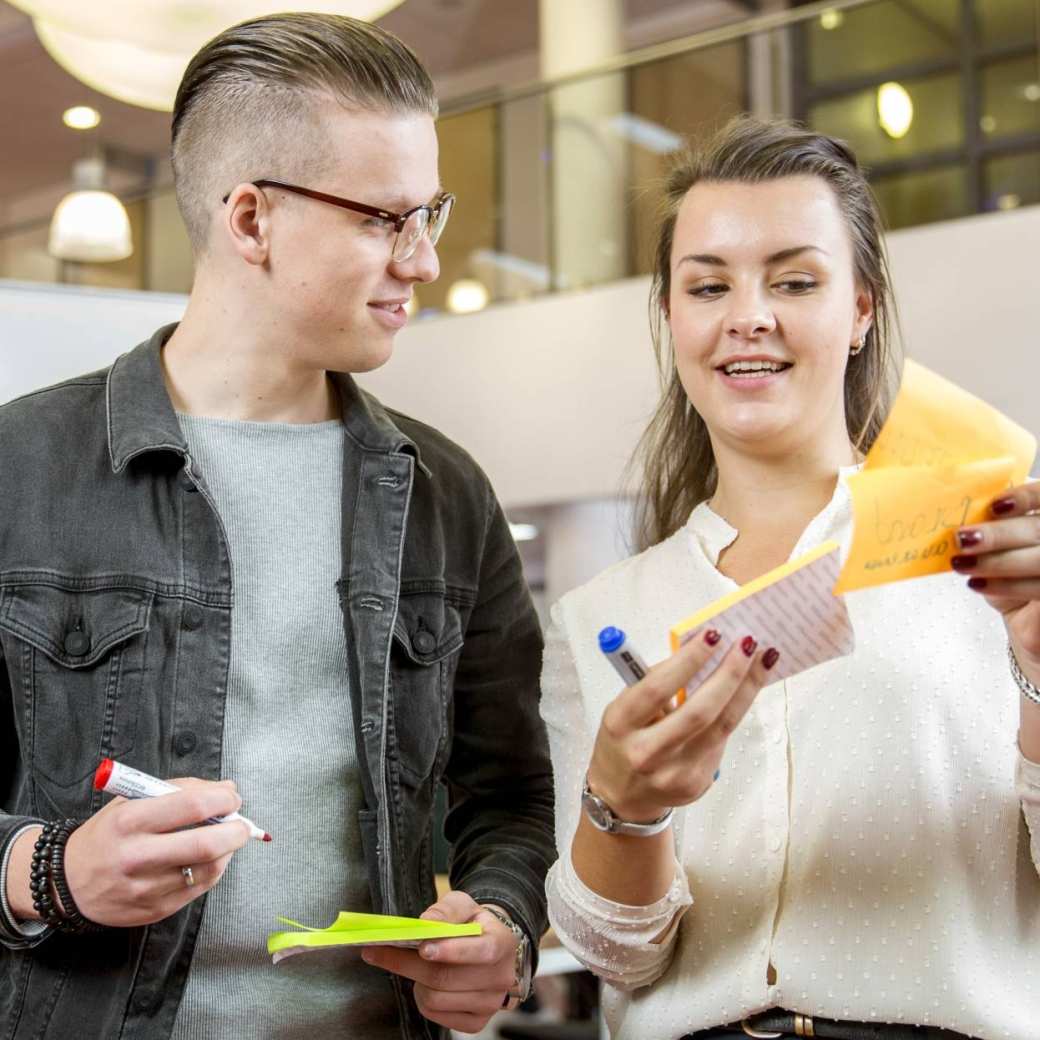 innovation studenten met sticky notes