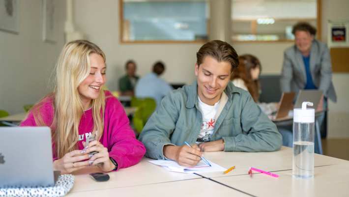 Twee studenten werken samen en hebben plezier. 