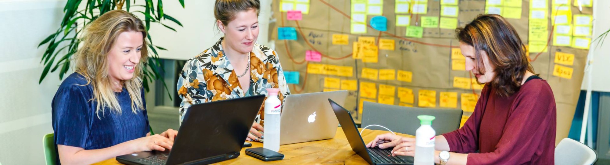 collegas werken aan ovale tafel