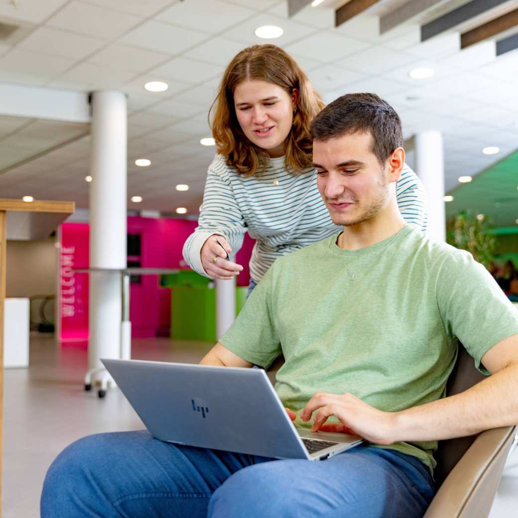 International students Andrei and Noa in the lounge of the Arnhem campus, R31.