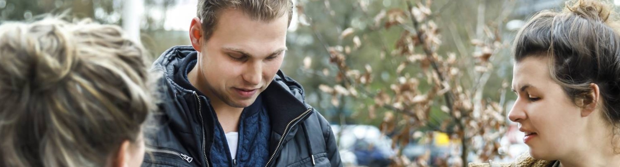 studenten op straat met kaartjes in hand