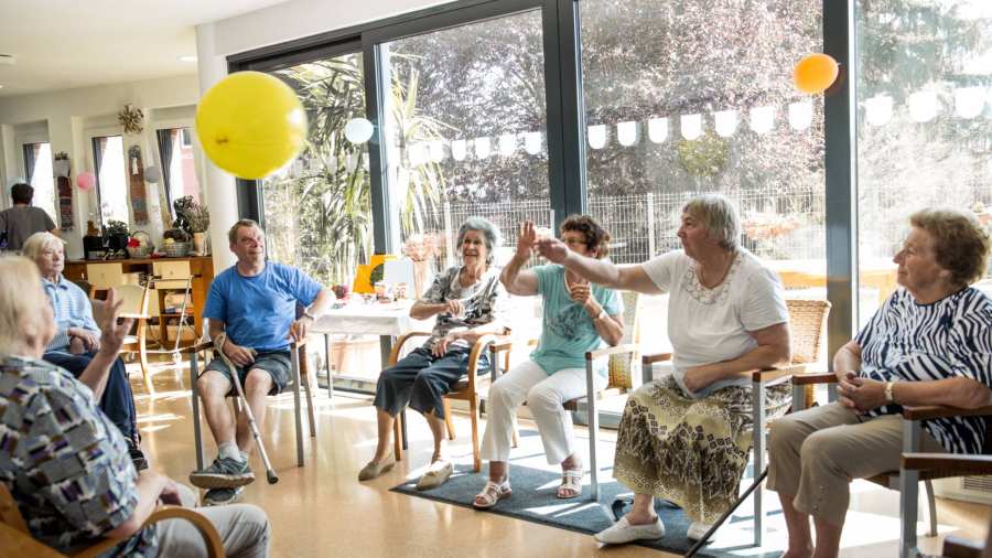 die deelnemen aan groepsactiviteiten