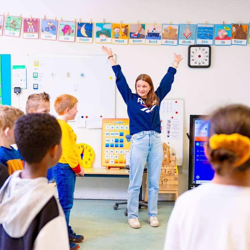 Speciaal Onderwijs op de school Lichtenbeek. Lerares geeft les aan de kinderen. 