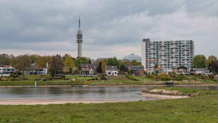 Rijnoever met skyline van Arnhem West met de de Tennettoren de Koepelgevangenis en de Rijnoeverflat Hulkestein