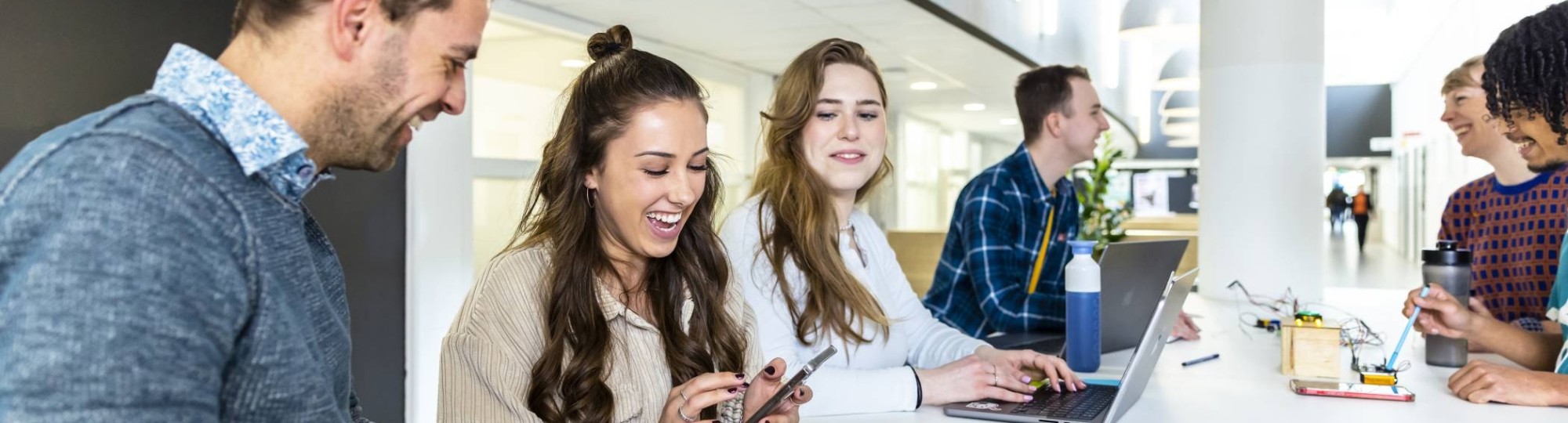 communicatie en multimedia design studenten doen onderzoek in het experience lab op de HAN