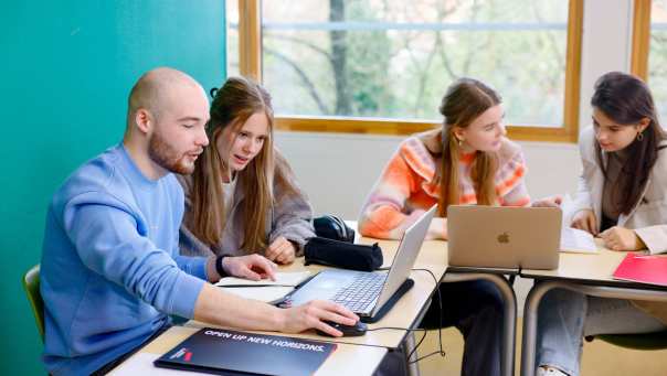 HAN Academie Educatie, Pabo, Pabo-ALO, ALPO, voltijd en deeltijd, studenten werken samen achter laptop in lokaal, 2024