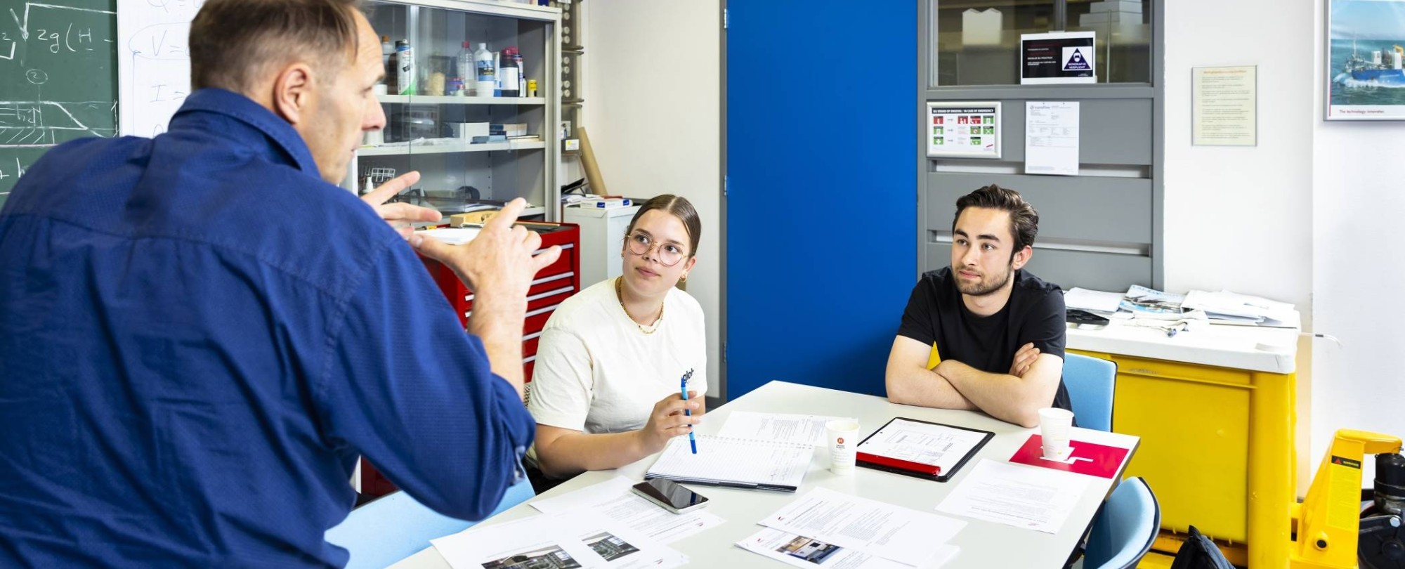 docent civiele techniek geeft instructies aan studenten