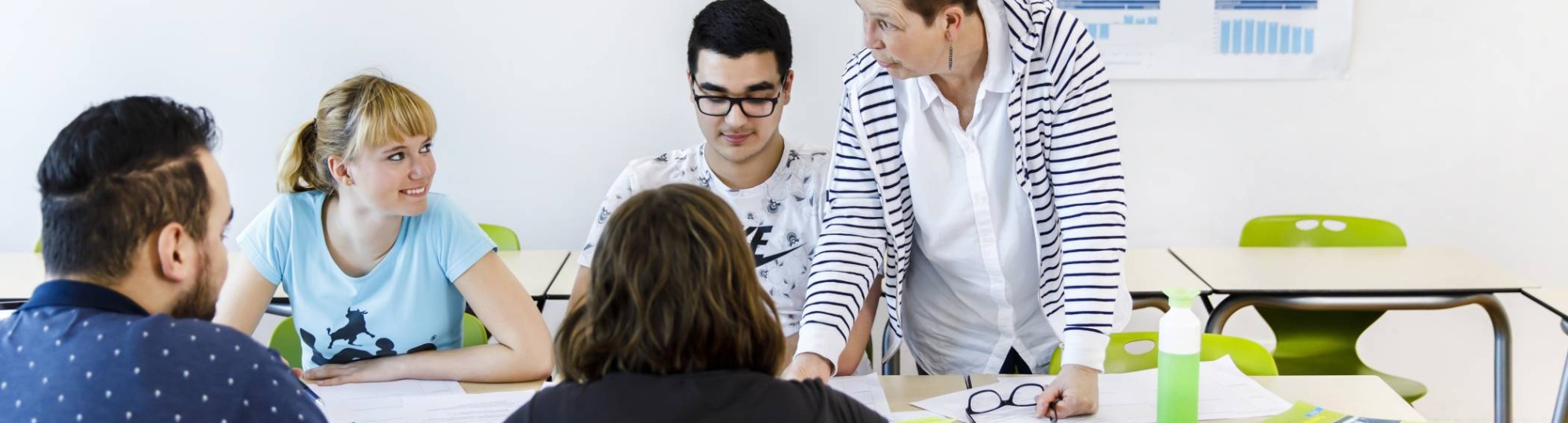 Docent geeft uitleg tijdens groepsopdracht PO