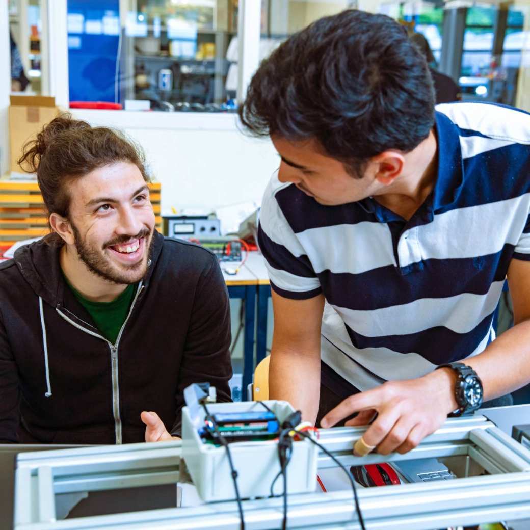 studenten werken aan project