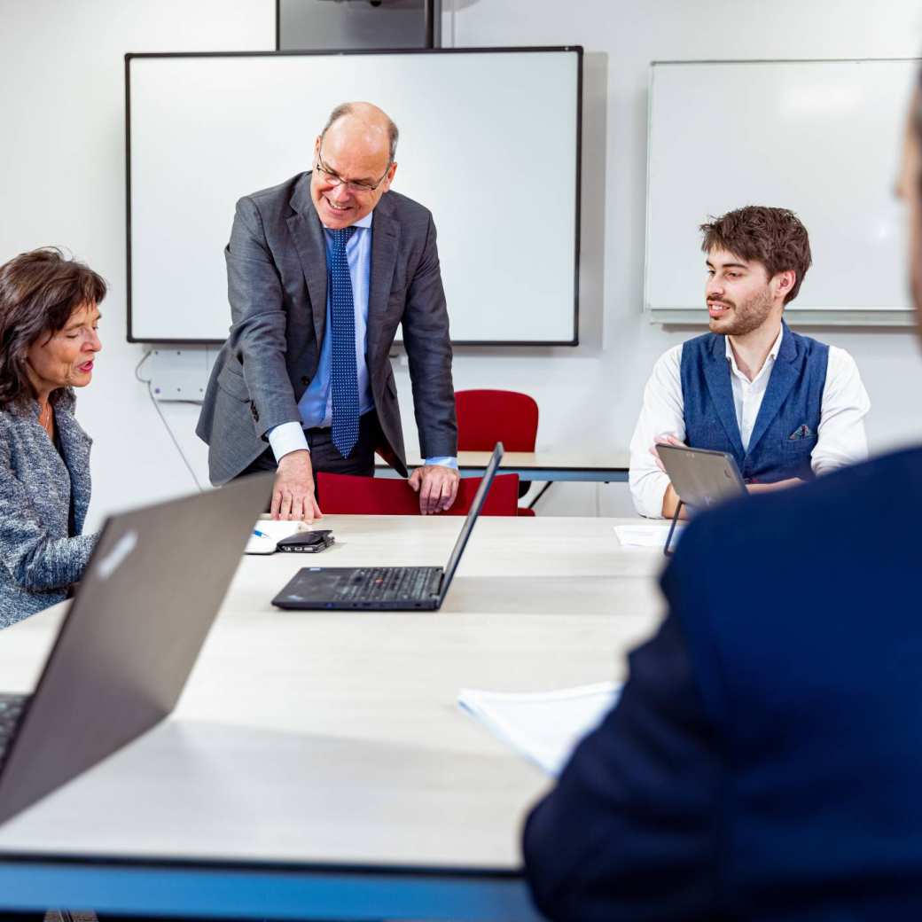 Kenniskringleden van het lectoraat Financial Control, programmamanager Circulaire Economie en projectleider van het Centrum Meervoudige Waardecreatie zijn met elkaar in werkoverleg.