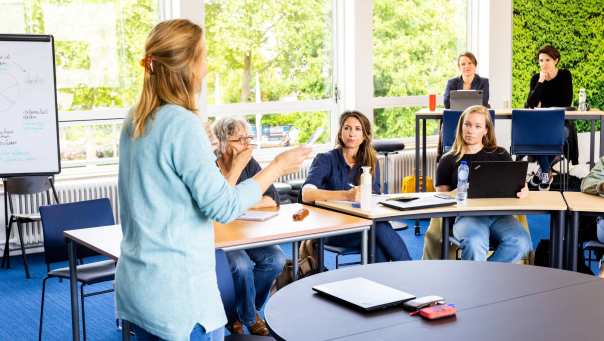 Studenten van de master pedagogiek volgen een les op de groenewoudseweg