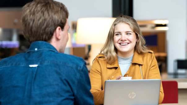 Kapittelweg 33 Nijmegen Ergotherapie studeren hbo opleiding studenten kantine met laptop