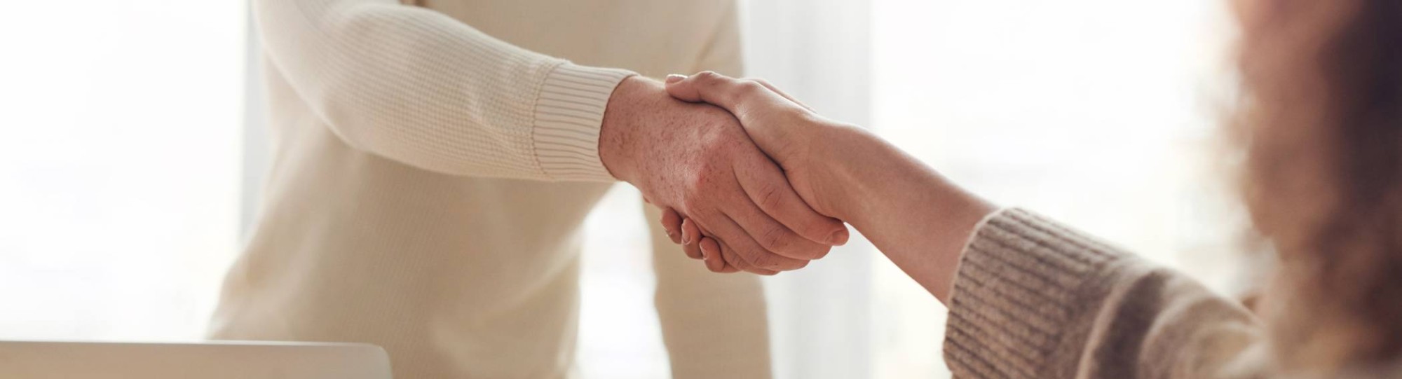 Stockfoto van twee personen die elkaar de hand schudden