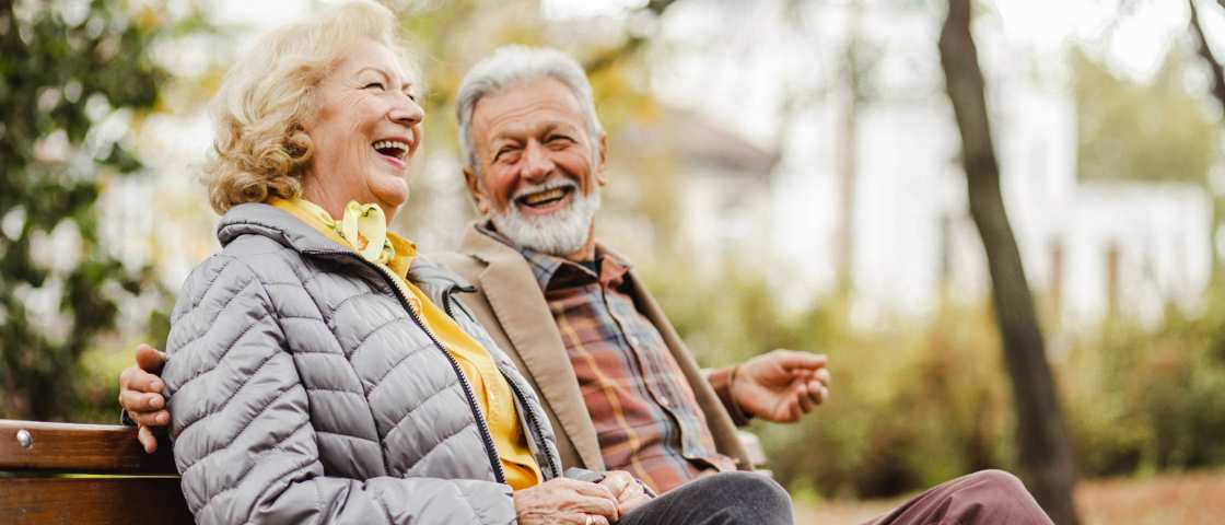 2 pensionado's kletsend op een bankje in het park