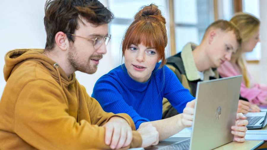 twee studenten werken samen op de laptop