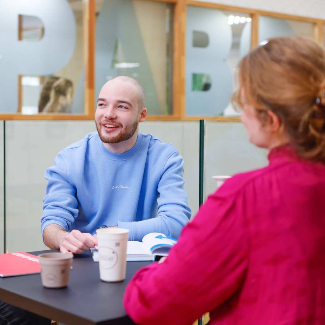 HAN Academie Educatie, Pabo, Pabo-ALO, ALPO, voltijd en deeltijd, student en docenten in overleg met koffie, 2024