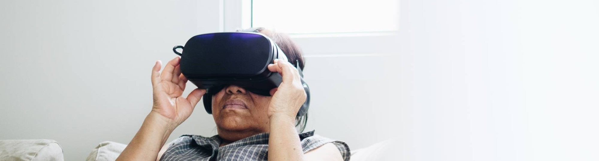 virtual reality, ouder persoon met VR-bril