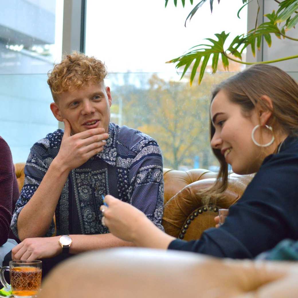 Studenten zitten gezellig samen