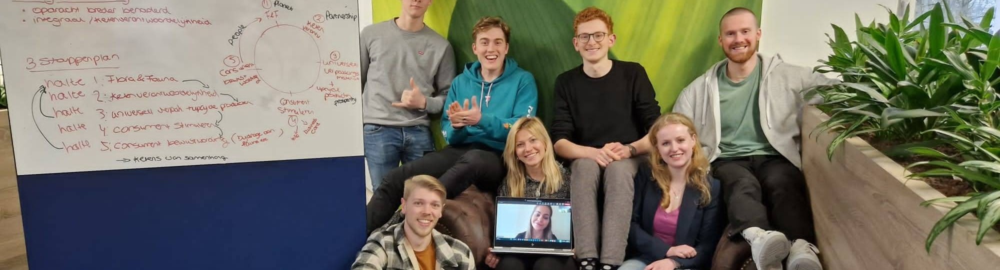 Groepsfoto studenten master circulaire economie die meededen aan de Nationale Hackathon Circulaire Economie 2023