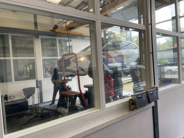 Politieauto op wegdeksimulator in het lab van Academie Engineering en Automotive van de HAN