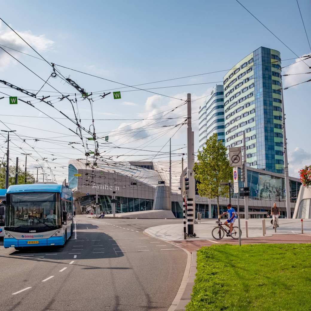 Centraal Station met trolleybussen