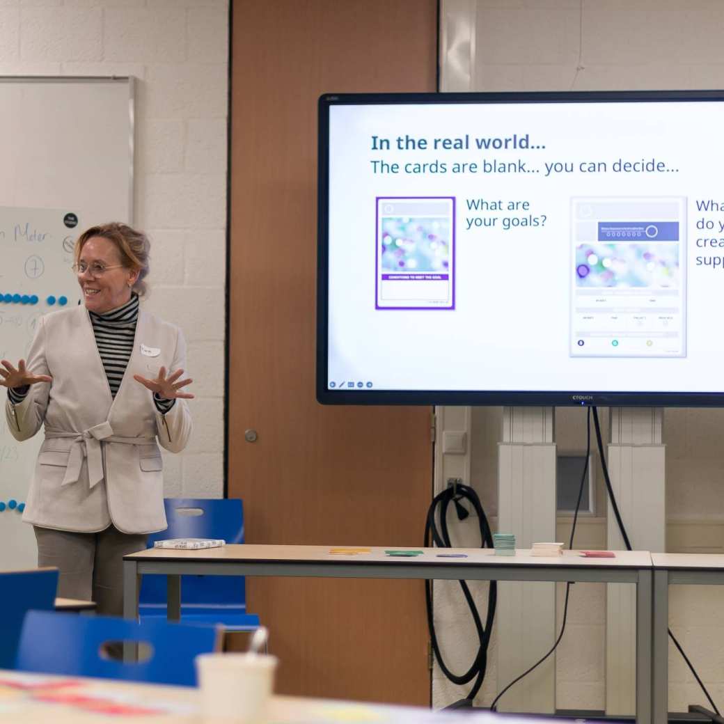 A woman gives an explanation in front of the class