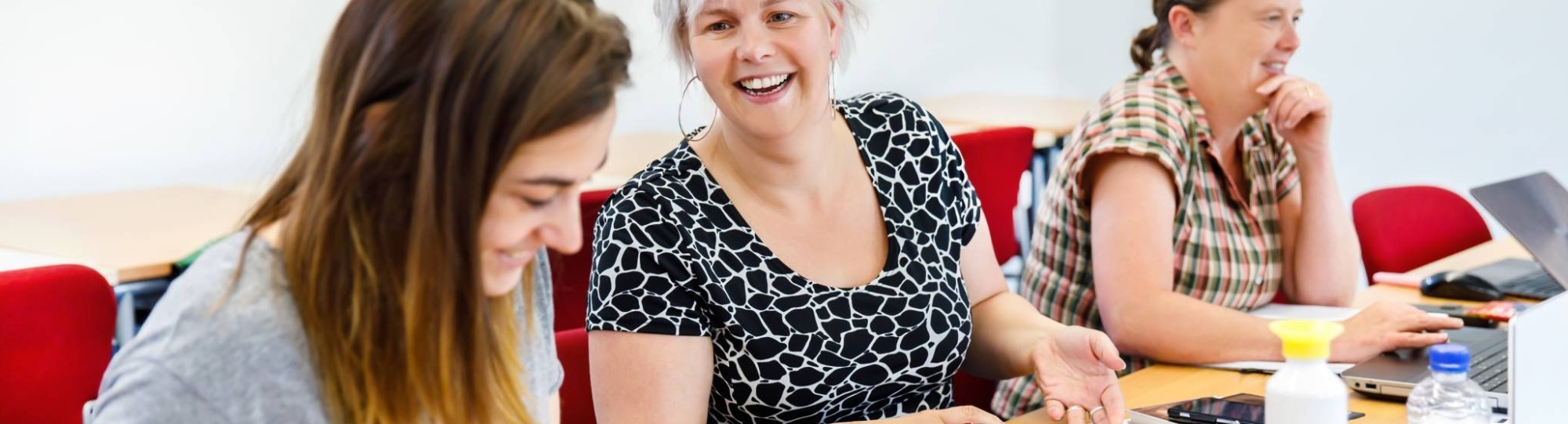 groep studenten van de eerstegraads lerarenopleiding lachen