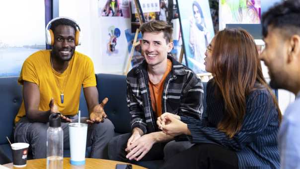 Studenten in de Base Camp in gesprek met elkaar