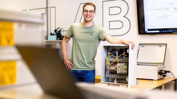 Elektrotechniek student Mik bij elektrotechnische installatie. 