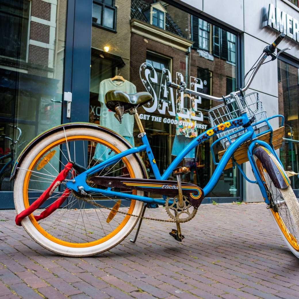 fiets in winkelstraat