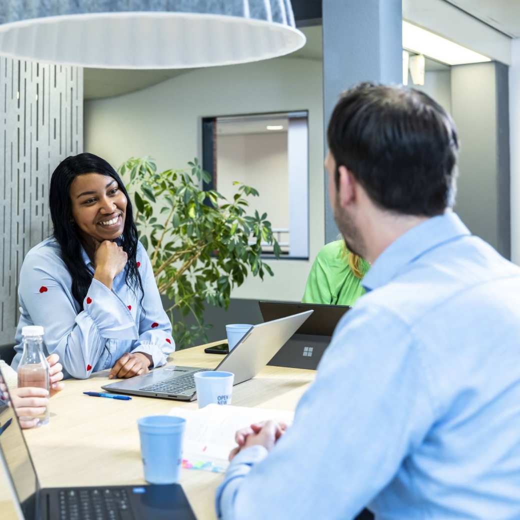 studenten accountancy deeltijd in overleg in gemeenschappelijke ruimte HAN Arnhem, finance, financieel, AFEM