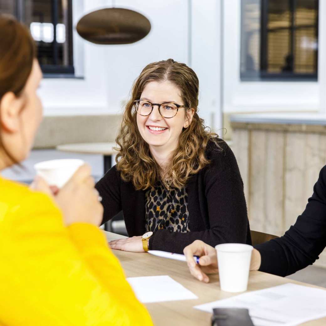 Drie vrouwen zijn aan het overleggen