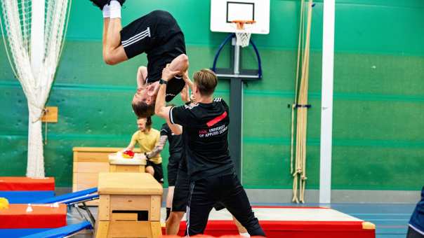 studenten alo deeltijd turnen in gymzaal