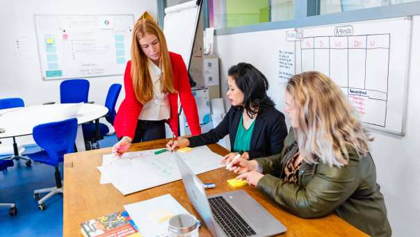 Studenten van de opleiding Learning & Development aan het samenwerken