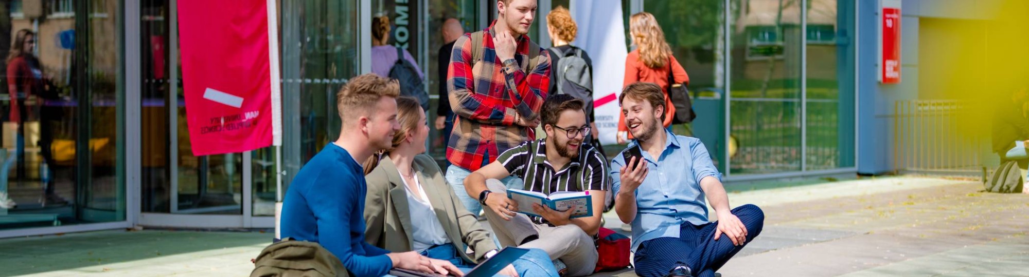 Studenten van de opleiding Learning and Development in Organisations buiten op de campus in Nijmegen