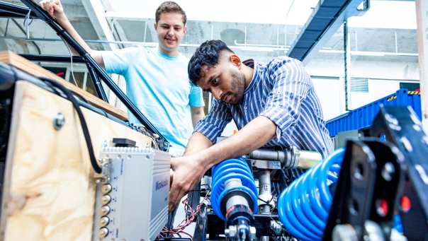 Studenten Engineering en Automotive onderzoeken zelfrijdende voertuigen