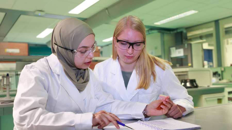 Studenten master Molecular Life Sciences Lisan Scholten en Nouhaila Belkassem tijdens een praktijkles op het lab