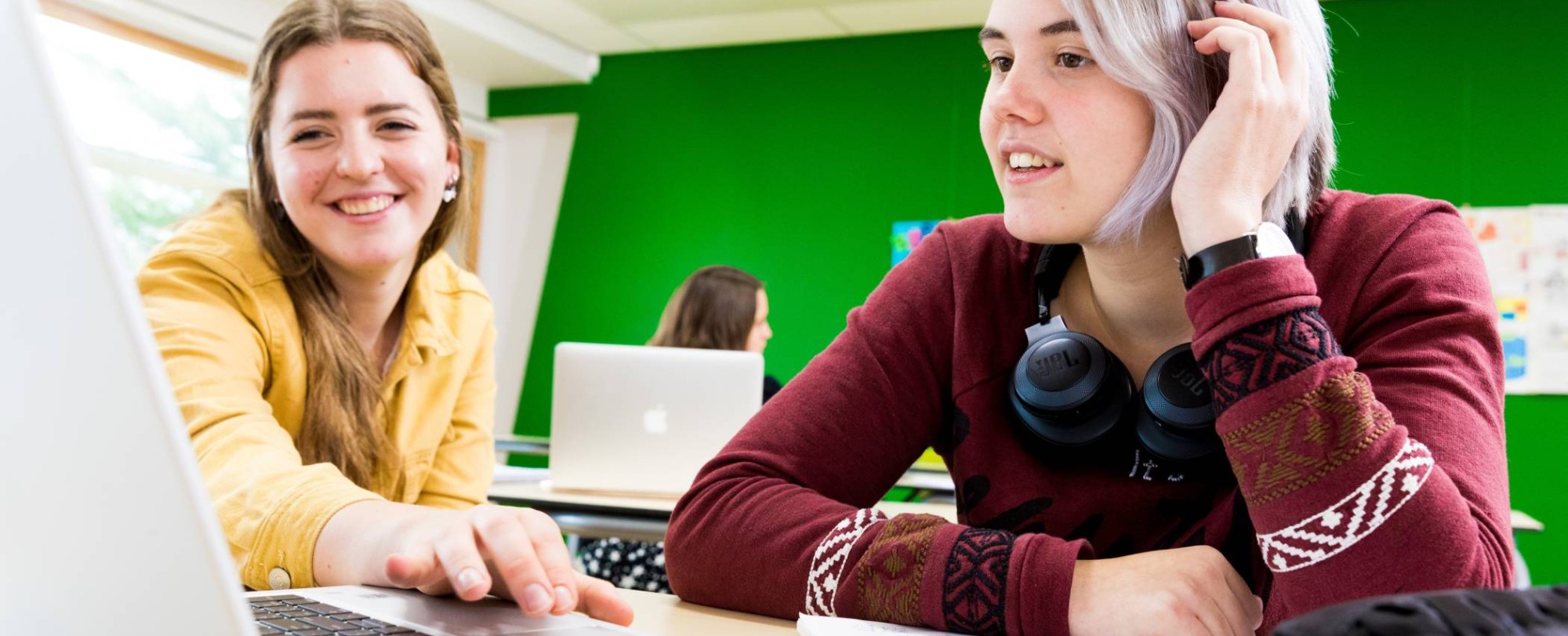 Alpo studenten kijken lachend naar laptop 