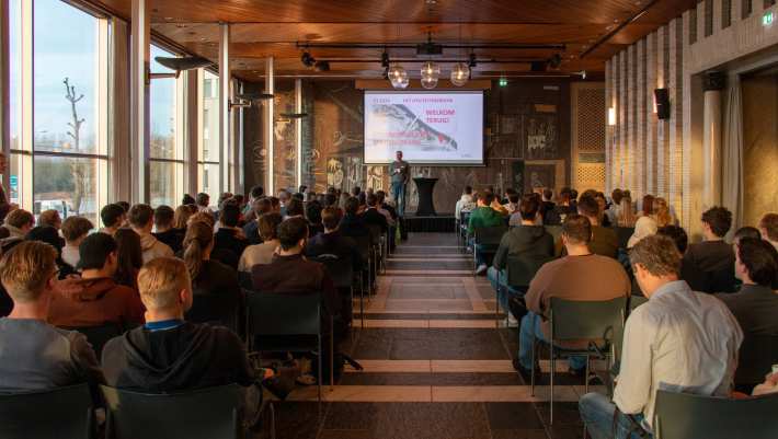 Sfeerbeeld aftrapbijeenkomst Course 7 Bouwkunde in de Zuidgalerij van het Huis der Provincie in Gelderland