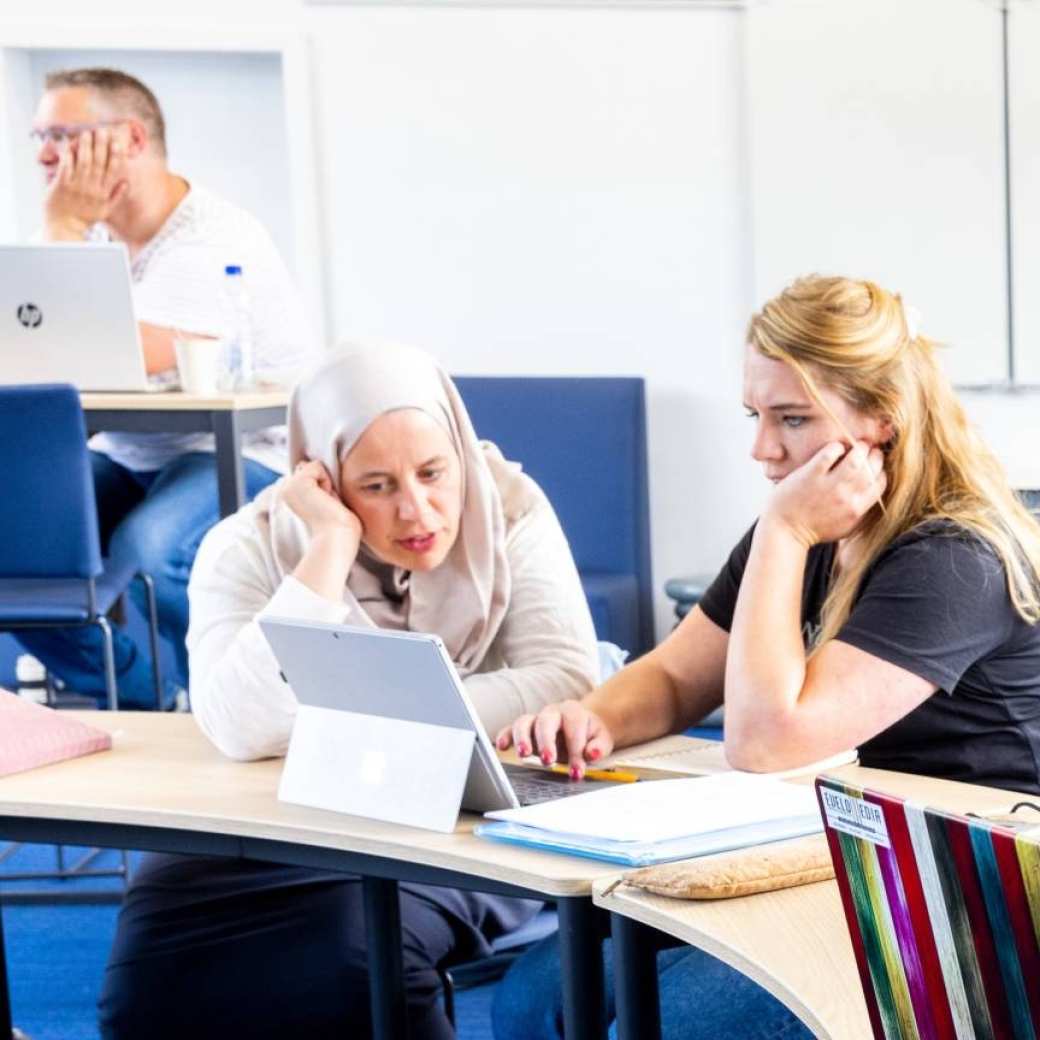 Studenten van de master pedagogiek volgen een les op de groenewoudseweg