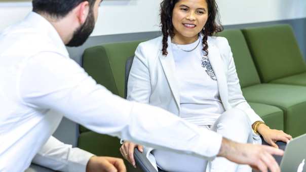 Foto van post-hbo-studenten van de financiële HAN-opleidingen (Academie Financieel Economisch Management)