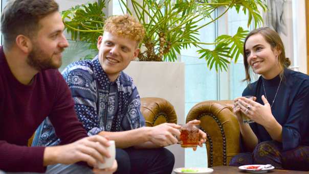 studenten in gesprek met koffie in de hand