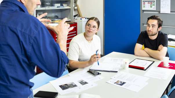 docent geeft instructie