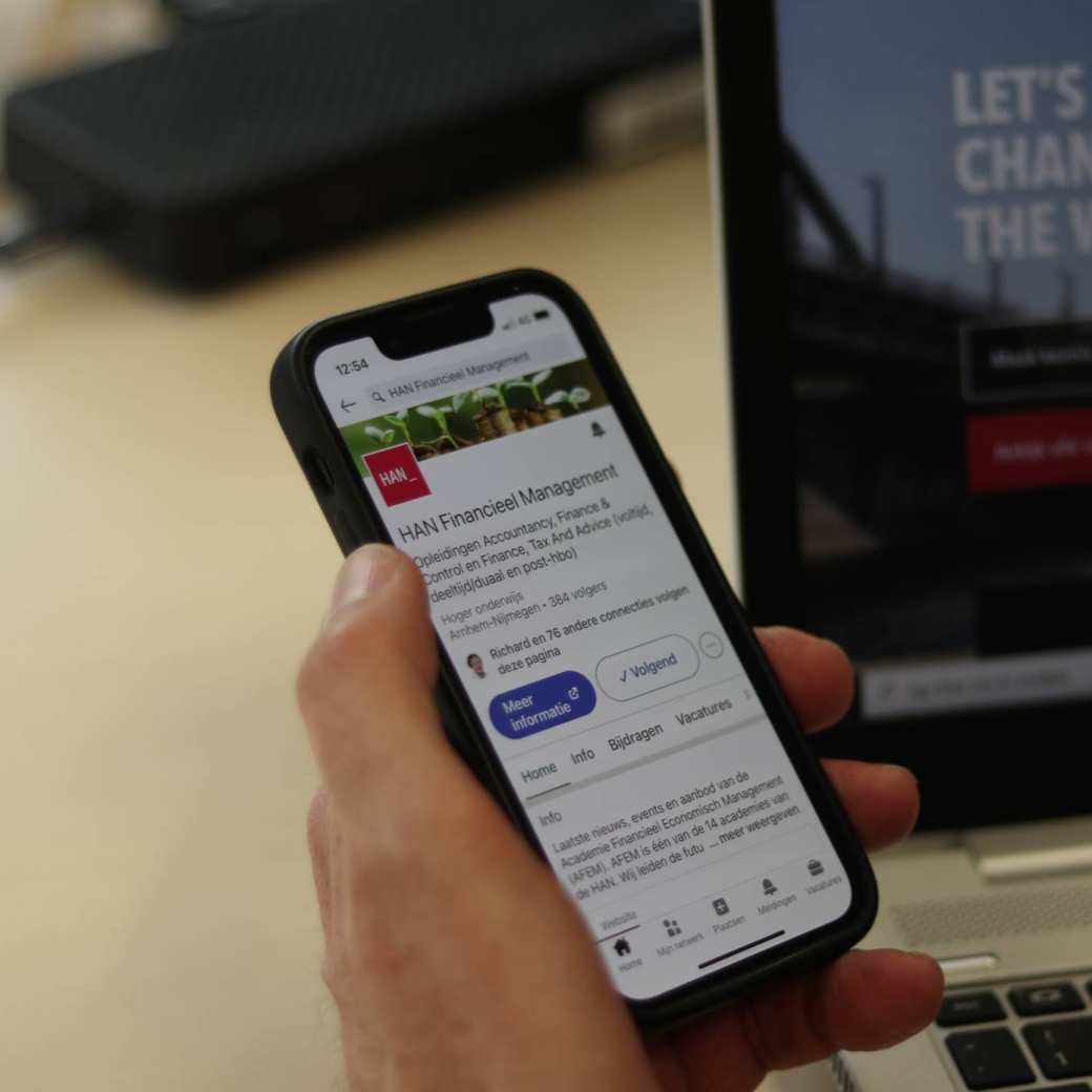 LinkedIn-pagina Financieel Management op een smartphone